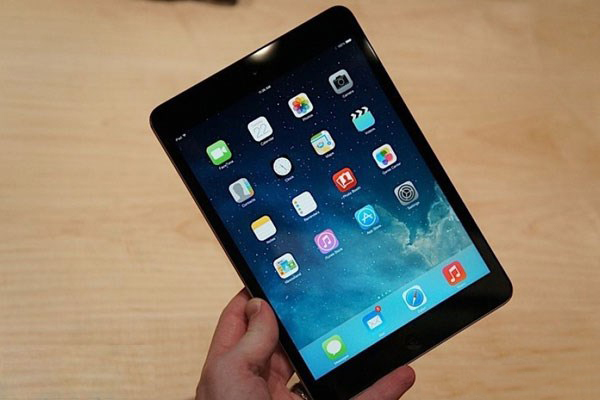 Apple iPad Mini 2 nhỏ gọn, cầm trên tay rất thoải mái