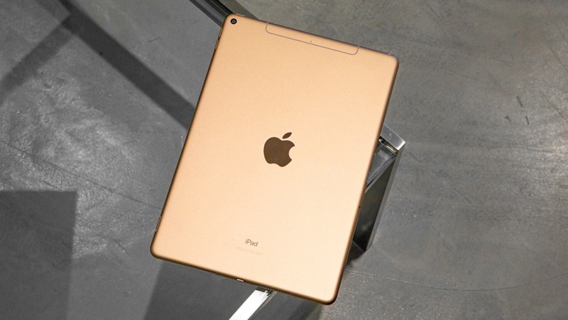 iPad Air là vẫn giữ nguyên cổng Ligtning truyền thống, không cần phải vất vả mang theo cả đống dây cáp chuyển đổi.