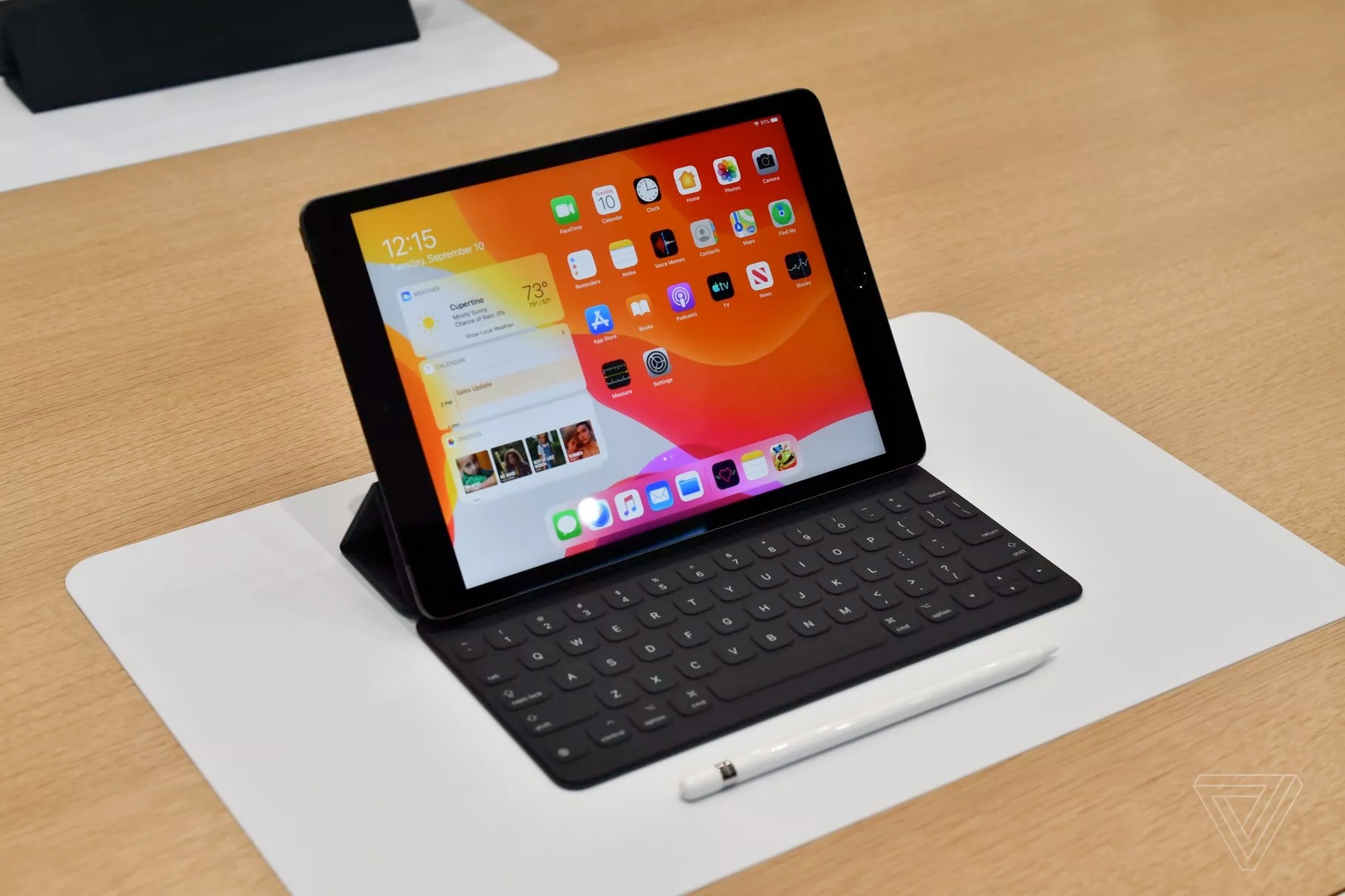 iPad Gen 7 hỗ trợ cả Apple Pencil và bàn phím